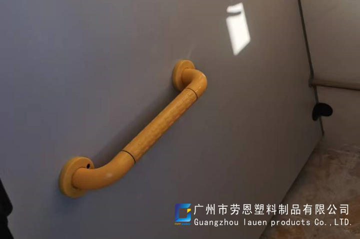 【佛山南?！可鐓^(qū)加裝無障礙扶手，給老人觸手可及的安全